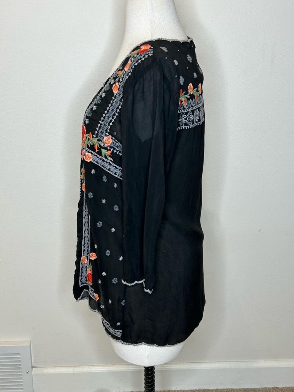 Johnny Was Black Floral Embroidered V-Neck Tunic Rayon Size XS - Picture 6 of 9